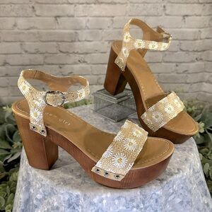 Madden Girl “Lifft” Daisy Raffia Tan Open Toe One-Band Platforms WMS 6.5M🌼VGUC